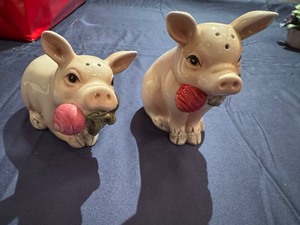 lot 39 image: Vintage Fitz and Floyd Classic French Market Pigs with Beets Salt and Pepper Shakers
