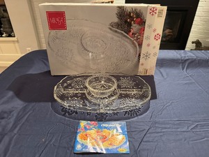 lot 45 image: Mikasa Snowflake Chip and Dip Container 15 (Never Used)