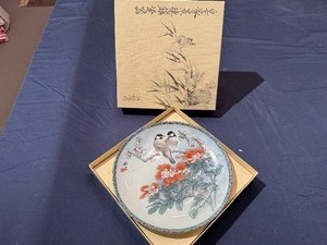 lot 19 image: Vintage Imperial Jingdezhen Porcelain Collectors Plate The Gift of Purity 1988