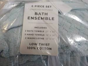 lot 9 image: 6 pc Bath Towel Set New from JCPen...
