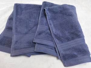 lot 11 image: 2 Hand Towels New from JCPennys...