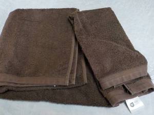 lot 14 image: Home Expressions 2 pc Towel and Han...