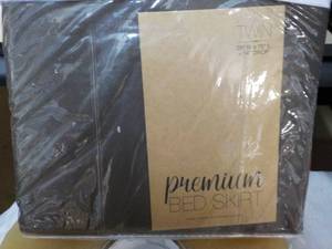 lot 18 image: Twin Size Bed skirt New from JCPen...
