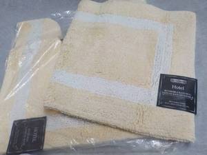 lot 52 image: 2 pc Hotel Reversible Bath Rugs 17 ...