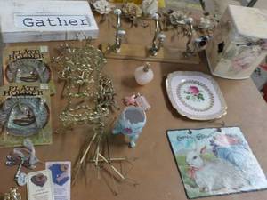 lot 237 image: Plate Hangers and Household Dcor...