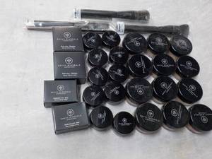lot 178 image: Savvy Minerals Make Up and Brushes...