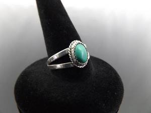 lot 52 image: .925 Sterling Silver Malachite Cabochon Ring Size 6.5