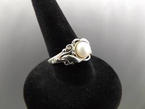 lot 73 image: .925 Sterling Silver Pearl Ring Size 5.75