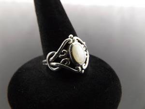 lot 74 image: .925 Sterling Silver Inlayed Mother of Pearl Ring Size 6.75