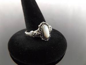 lot 75 image: .925 Sterling Silver Inlayed Mother of Pearl Ring Size 8.5