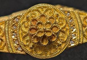 K - Vintage 18K Gold Bracelet with Diamond Chips