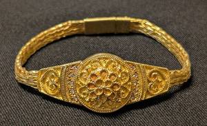 lot 4 image: K - Vintage 18K Gold Bracelet with Diamond Chips