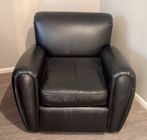 lot 9 image: UL - Shenandoah Black Leather Armchair