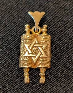 lot 32 image: K - Torah Pendant - 14K Gold, Star of David, 0.5 x 0.75 inches, 2 g