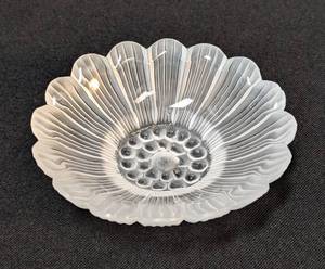 lot 58 image: K - Lalique Daisy Trinket Dish - Clear Frosted Crystal