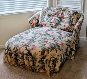 lot 73 image: UL - Vintage Floral Settee with Pink Rose Print & Ruffled Skirt - Accent Furniture