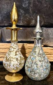 lot 145H image: FR - Set of 2 Vintage Etched Frosted Glass Perfume Bottles with Floral Motif