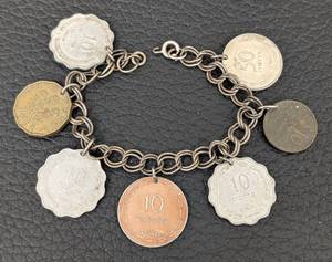 lot 285 image: Vintage Israeli Coin Bracelet - 7-Inch Length, 10 Prutah Charms