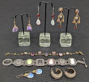 lot 291 image: Assortment of Womens Fashion Bracelets and Earrings