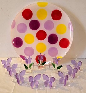 lot 172K image: LR - Polka Dot Glass Platter with Acrylic Flowers & Napkin Rings Centerpiece Set