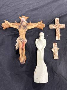 lot 1141 image: Religious Figurines Lot