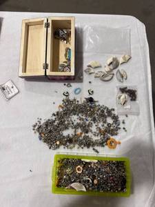 lot 1169 image: Jewelry Making Components Lot