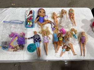 lot 1206 image: Lot of 12 Fashion Dolls