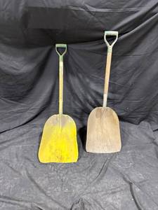 lot 1216 image: Pair of D-Handle Shovels