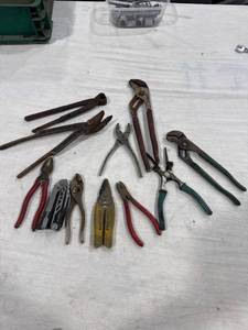 lot 1257 image: Assorted Hand Tools Lot