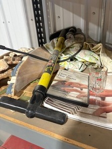 lot 21 image: misc home decor  tire pump  how to play piano books