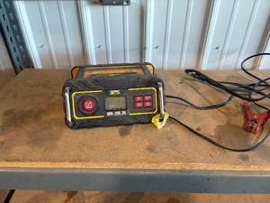 lot 33 image: Battery Charger