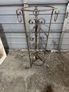 lot 9 image: Metal Plant Stand