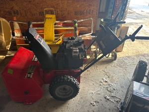 lot 16 image: Snapper Snow Blower