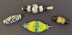 lot 77 image: Set of 4 Artisan Lampwork Glass Beads Assorted Designs