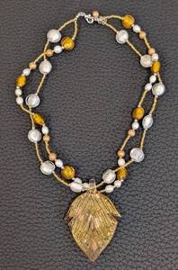 lot 140 image: Art Glass Beaded Necklace with Leaf Pendant - 18-Inch Long