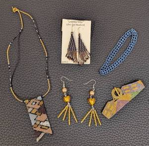 lot 146 image: Beaded Jewelry Set - Necklace 16-inch Mosaic Pendant, Bracelets & Earrings