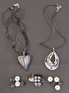 lot 152 image: Black & White Art Glass Pendants & Beads