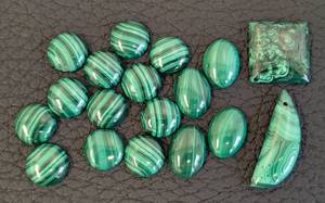 lot 184 image: Malachite Pendant & Cabochons - Pendant 0.5 x 1.5 in, Polished Malachite