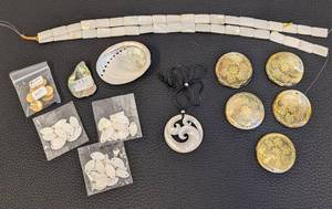 lot 194 image: Mother of Pearl Shell Bead Assortment with Pendants