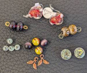 lot 200 image: Lampwork Beads - Art Glass, Mixed Colors & Shapes