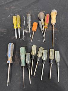 lot 1335 image: Assorted Screwdrivers & Hand Tools