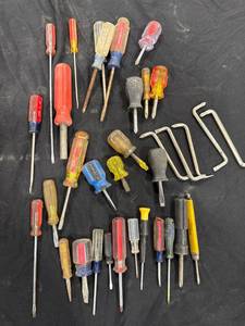 lot 1337 image: Assorted Screwdrivers & Hand Tools