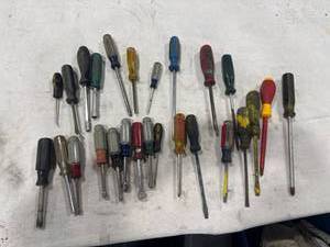 lot 1365 image: Assorted Screwdrivers & Nut Drivers