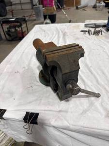 lot 1412 image: Masterforce Bench Vise