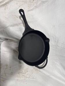 lot 1428 image: Pioneer Woman Cast Iron Skillet