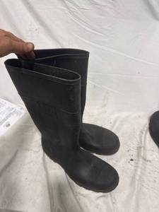 lot 1431 image: Black Rubber Rain Boots