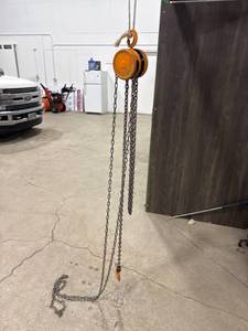 lot 1490 image: Central Machinery 1-Ton Chain Block