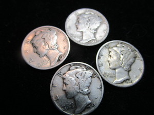 lot 32 image: Mercury Dimes 1942 - 1943