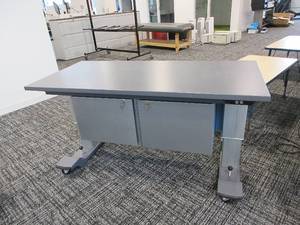 lot 714 image: PITNEY BOWES HEIGHT ADJUSTABLE MAIL ROOM TABLE