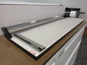 lot 718 image: ROTATRIM 42 MASTER CUT II BENCH TOP PAPER CUTTER